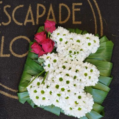 Ourson floral – Création de deuil pleine de tendresse 🧸 À partir de 50 € 📍 Disponible à Roncq, Wervicq-Sud et en livraison Un hommage doux et symbolique : l’ourson floral est une création réalisée à la main pour accompagner avec tendresse un dernier adieu. Composée de fleurs fraîches dans des tons clairs (blanc, crème, pastel), cette pièce évoque l’innocence, la douceur et l’affection profonde. Elle est particulièrement adaptée pour rendre hommage à un enfant, ou pour transmettre un message de soutien dans un moment délicat.
