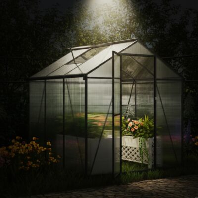 Serre de Culture Aluminium & Polycarbonate Nom du produit : Serre de Jardin Signature Dimensions : 182 x 187 x H215 cm Disponibilité : Sur commande ou retrait en magasin (Roncq & Wervicq-Sud) Description du produit Alliant robustesse et luminosité, cette serre en aluminium est l'alliée parfaite des passionnés de culture. Sa hauteur de faîtage généreuse de 2,15 m offre un confort de travail optimal. Ses parois et son toit en polycarbonate de 4 mm (720g/m²) assurent une isolation thermique efficace tout en filtrant les UV pour protéger vos végétaux les plus fragiles (boutures, jeunes eucalyptus ou oliviers).  Caractéristiques Techniques Structure : Aluminium haute qualité, léger et résistant à la corrosion. Parois & Toit : Polycarbonate alvéolaire 4 mm (densité 720g/m²). Ventilation : 1 lucarne de toit incluse pour réguler la température et l'humidité. Dimensions au sol : 1,82 m x 1,87 m (Surface idéale pour optimiser l'espace).