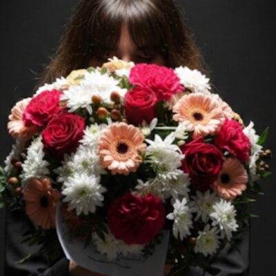 Bouquet "Éclat de Saison" ​Nom du produit : Bouquet Éclat de Saison Style : Pétillant, généreux et texturé Disponibilité : En exclusivité à Roncq et Wervicq-Sud ​Description du produit ​Ce bouquet est une explosion de couleurs et de textures. Il mêle l'élégance classique de la rose rouge à la modernité des gerberas pêche et à la rondeur des œillets fuchsia. Le tout est souligné par un lit de chrysanthèmes blancs et de baies d'Hypéricum, créant une composition à la fois chaleureuse et lumineuse. ​Composition florale ​Roses Rouges : Pour la passion et la structure. ​Gerberas Pêche : Pour une touche de douceur et de pep's. ​Œillets Fuchsia : Pour leur volume et leur couleur vibrante. ​Chrysanthèmes Blancs : Pour la luminosité et le contraste. ​Baies d'Hypéricum : Pour l'aspect sauvage et naturel. ​Feuillage de saison : Eucalyptus et pistachier issus de notre production locale. ​Conseils d'entretien ​Coupe : Retaillez les tiges en biseau de 1 à 2 cm avant la mise en vase. ​Eau : Utilisez une eau propre à température ambiante et changez-la tous les deux jours. ​Lieu : Conservez à l'abri du soleil direct et des courants d'air pour préserver la fraîcheur des fleurs. ​Où nous trouver ? ​Escapade Florale - Roncq : 10 rue Jules Cornard. ​Escapade Florale by Sam - Wervicq-Sud : 51 rue Gabriel Péri.